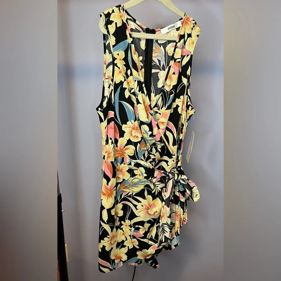 JUSTFAB front tie wrap romper - Picture 5 of 5